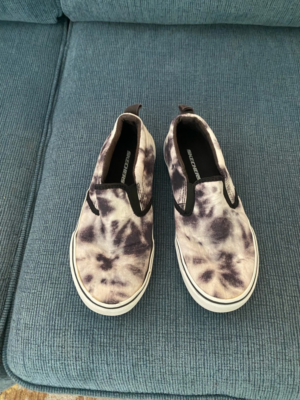 Kids size 3 Skechers Tie-Dye Slip-On Sneakers in Black & White - Picture 2 of 6
